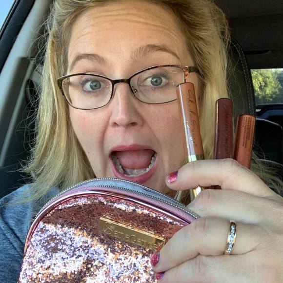 Meet your Posher, Lisa - Picture 1 of 1